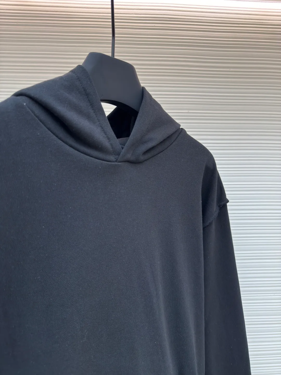 LOUIS VUITTON solid color pullover hoodie long-sleeved sweatshirt ●Authentic product: Purchased and developed by 7899 ●Item number: 1680506-A60 ●Fabric: fleece sweatshirt fabric ●Technology: spliced ​​and recycled ●Version: fitted version ●Weight: about 650g ●Size: S-M-L-XL ●Description: Trendy brand double-strand 360g fleece sweatshirt material. 2*2 trendy brand thread 400g, machine-made hardware, splicing and return, fabric fermentation washing, customized 1:1 hardware, customized 1:1 trademark. The overall wiring is straight and delicate, the fabric is comfortable and soft, and the color is consistent without color difference. It can be matched with the same style to create a fashionable look and control various occasions. Customized accessories, complete with three standards, same style for men and women!